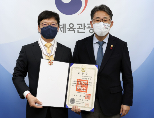 박양우(오른쪽) 문화체육관광부 장관이 8일 서울 용산구 문체부스마트워크센터 회의실에서 권혁빈 이사장에게 콘텐츠 해외진출유공 보관문화훈장을 전수했다.  문체부 제공